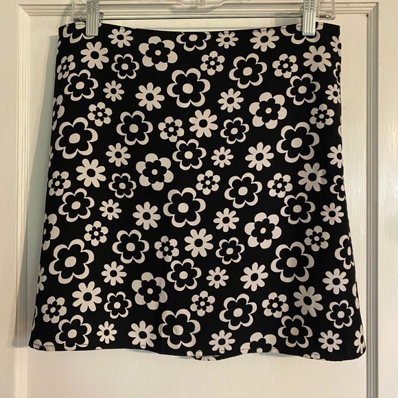 Hollister black and white ultra high-rise retro floral daisy pattern miniskirt L - Picture 1 of 9